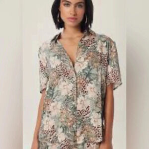 LITA by Ciara NWT button front blouse in Animal Floral Market print